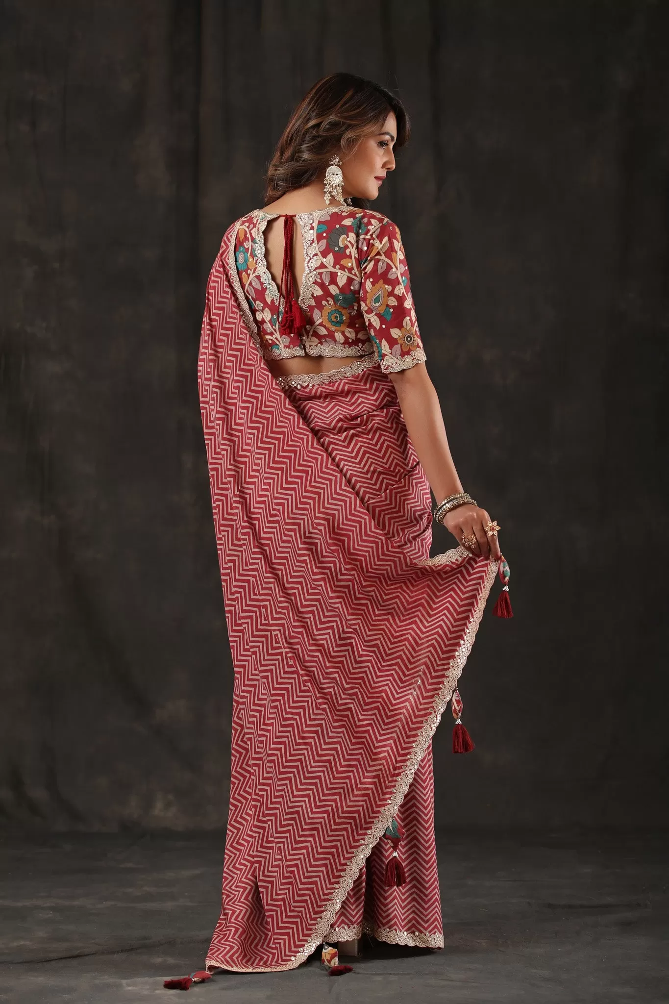 90Z795-RO Pink Chevron Print Crepe Saree with Scalloped Border